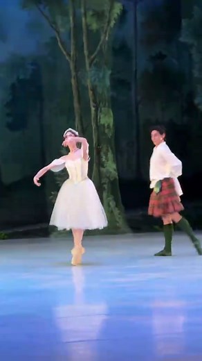 La Compañía Nacional de Danza arrancó la temporada de La Sílfide y el Escocés, considerado el primer ballet romántico y el primero en utilizar zapatillas de ballet y tutú blanco en el escenario. Con la música original de Hermann von Løvenskjold interpretada por la Orquesta del Teatro de Bellas Artes y dirigida por Gavriel Heine, la trama sigue a James, un joven escocés que abandona a su prometida Effie, seducido por una sílfide el día de su boda, lo que desencadena trágicas consecuencias. Sala P