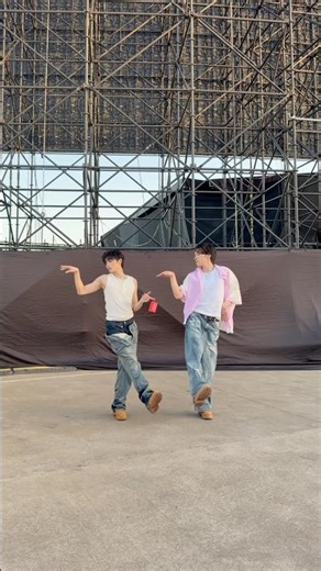 this is literally how we walk #XIAOJUN #HENDERY #WayV #威神V