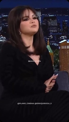 Plano Cinema - Entretenimiento on Instagram: "¡WOW! 😲 Selena Gómez comparte un dato muy personal con nosotros. Síguenos para más contenido. 🙌 #selenagomez #entrevista #colesprouse #funny #viral"