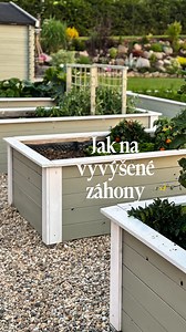 Zase se začínáte ptát… tak tady je! Návod na naše vyvýšené záhony.👩‍🌾 Na záhon 2x1 m budeš potřebovat: Záhon - plotovka 19x110 mm 1000 mm - 10 ks 2000 mm - 10 ks Horní lem - plotovka 19x89 mm 1050 mm - 2 ks 1950 mm - 2 ks Rohy - plotovka 19x89 mm 550 mm - 8 ks Hranol 60x60 mm 500 mm - 8 ks Nopová fólie - šíře 500 mm Pletivo (pozor na příliš velká oka!) Řetěz na spojení hranolů Vruty Co se týče nátěru, nám se moc osvědčila finská krycí barva Tikkurilla Valtti Opaque.🎨 My máme v zahrádce 4 záho