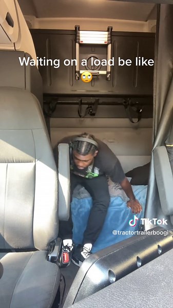 Slow days be the worst days sometimes! 🙄 #Roehltransport #TractorTrailerBoogi #TruckerLife #Fyp #TruckersofTiktok