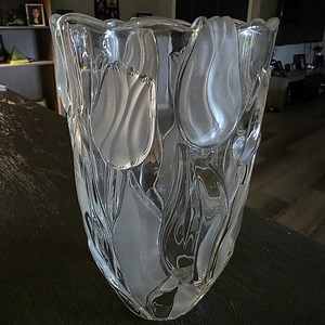 Mikasa Tulips Satin Frosted/Clear Embossed Crystal Flower Vase.