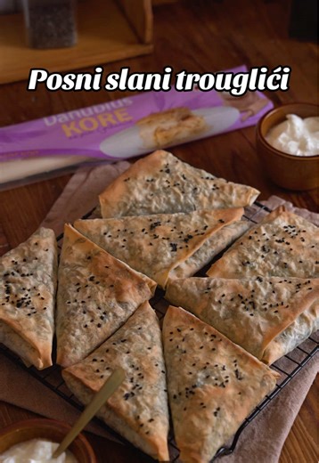 POSNI SLANI TROUGLIĆI (SA GOTOVIM KORAMA) 👌😍 Sastojci: 1 praziluk 1 šolja kuvanog pirinča 1 kesa spanaća So i biber 1 šoljica ulja 1 pakovanje Danubius srednjih kora za pite (ljubičaste) Ulje i voda za premazivanje Semenke za posipanje Hrskavi, jednostavni i savršeni za brz posni obrok ili užinu. 🥰 Sačuvajte recept i prijatno!✨ #danubius #posnirecepti