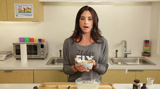 1.2K reactions · 1.2K shares | Rise and shine with some swiss oatmeal - Autumn style! Today's Swiss Oatmeal Recipe: 1/2 cup Dry Rolled Oats 3/4 cup Unsweetened Almond Milk 3/4 cup One Percent Greek Yogurt 1/2 teaspoon Vanilla Extract Cinnamon 1/2 Small Apple 1/2 Banana 8 Walnut Halves | 21 Day Fix | Facebook