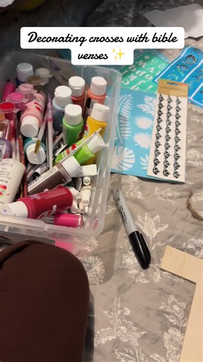 Create Meaningful Cross Decorations with Friends