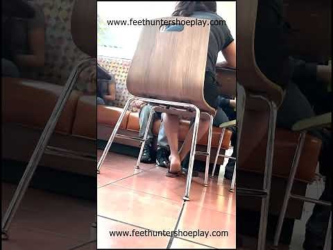 Candid feet shoeplay