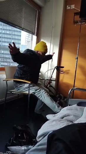 Ystäväni Hesssun sairasvuoteella saimme idean näistä kuuskymppisten jutuista 🙂 Päätimme että minä alan treenaamaan yhden jalan kyykkyä nyt heti! - Hesssu aloittaa treenit kotiuduttuaan 🙂 | Jarmo Järvelä