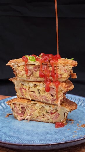 BACON & EGG. The ultimate breakfast pie, perfected. 🥓🍳 Savoury bacon and fluffy scrambled eggs, a hint of spring onion, and a touch of Brinjal chutney for a subtle sweetness. Wrapped in a flaky roti pastry. Serving at the Auckland Marathon this Sunday. What better reward for crossing the finish line? 🏃‍♂️