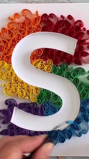 See a quilled letter take shape using a simple template and a few quilling techniques #PaperQuilling #DIYArt #katysuedesigns #quilling #PaperCraft