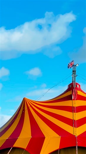 An afternoon at Pinder’s Circus 🎪🤍 Did you know that @pinders.circus proudly calls Rutland home? A centuries-old family circus with roots stretching back to 1812. The Pinder family is one of the oldest circus families in the UK, keeping the magic of the big top alive for generations. ⭐️ Fun Fact: Stanley’s great-grandparents have been neighbours to Pinder’s Circus since the 50s/60s and remember seeing the circus’ gorilla and elephant wondering past their window, like it was yesterday. 🦍🐘 Thi