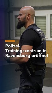 Neues Polizei Trainingszentrum in Ravensburg 👮‍♂️🏋️‍♀️ In Ravensburg hat ein neues Trainingszentrum für die Polizei eröffnet. Unser Kollege Pascal Hamann war vor Ort, hat sich alles angeschaut und sich sogar selbst im Training versucht 💪😄 Ob er sich gegen einen Polizeibeamten behaupten konnte, seht ihr im Beitrag 👀🎥 👉 Jetzt reinschauen, den gesamten Beitrag gibt’s in der Mediathek 🎥 | Regio TV Bodensee