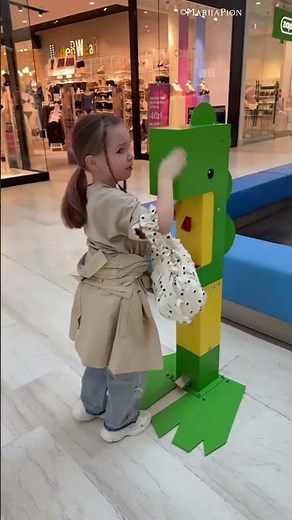 This dragon only gives candy to good children #shortvideo