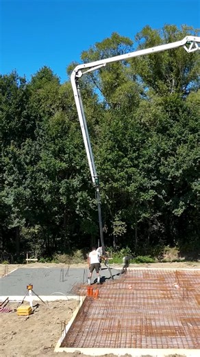 Wyceń płytę fundamentową, prześlij projekt: biuro@slabsystem.com KUP SZALUNEK: https://slabsystem.com/sklep/ Połączenie precyzyjnie wykonanego szalunku traconego i betonu najwyższej jakości sprawia, że powstaje fundament, który przetrwa próbę czasu. Stawiamy na beton wodoszczelny klasy W8, który gwarantuje odporność na wilgoć, trwałość i szczelność konstrukcji przez długie lata. #SlabSystem #BudujŚwiadomie #Fundamenty #BudowaDomu #Budowa #DomMarzeń #NowoczesneBudownictwo #PłytaFundamentowa #Tech