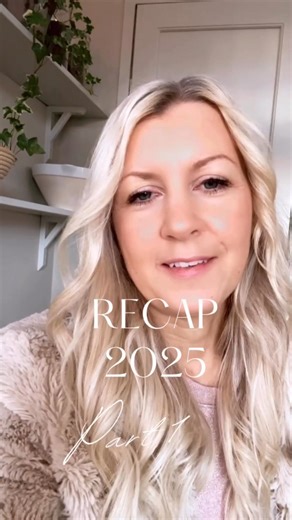 Hanna Wahlström on Instagram: "Kära ni! ❤️ Idag ska ni få hänga med mig på en recap/återblick från året 2025 Januari till April och redan imorgon kommer en fortsättning där denna video slutar. Då dyker vi in i trädgårdssäsongen på gården och all tid vi Norrlänningar spenderade på Västkusten förra året! 2025 startade med mycket snö, snowboardåkning, långfärdsskridskor på sjön, spa och familjetid. Våren tjuvstartades på den stora Trädgårdsmässan i Stockholm där jag träffade samarbetspartners, gic