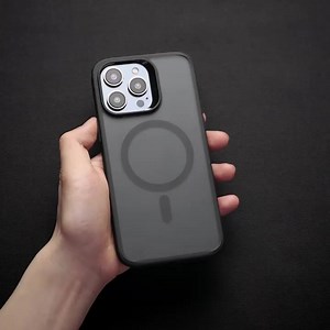 〔Fantom - M Magsafe Wallet 升級版機背錢包〕 #全新M系列 #升級版 #MagSafe碳纖錢包 ——————————— Fantom Wallet詳情及購買：https://bit.ly/3PzsDVn ——————————— Fantom碳纖維的MagSafe Compatible的機背錢包全新升級了！ 除了與Fantom C一樣可以穩固地磁在機背，Fantom M系列可以說是專為MagSafe而設的碳纖錢包；強勁隱固的吸力並配有RFID防盜功能，提供三種厚度規格可選，容納4-13張卡，採用品牌Signature的扇形快取式機關設計，取卡時就更流暢方便。 至於外型方面，為了更好的獨立使用和配搭不同顏色的手機，除了一貫經典型格的碳纖物料外，增添竹木花紋和胡桃木紋選項。淺色的竹紋中性清新，而胡桃木紋獨特質感同樣給人穩重的感覺。 ——————————— www.feverguy.com 香港銅鑼灣白沙道10號1樓 Mon - Sun 12:00 - 8:00PM 2827-5433 | Feverguy發燒友