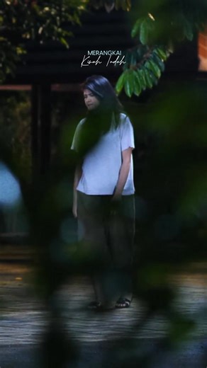 Cinta beda agama ❌ Cinta saudara sendiri ✅ Takdir seolah sedang bercanda, tapi rasa yang tumbuh justru nyata. Akankah perasaan ini harus mati sebelum sempat bersemi, atau malah menjadi petaka bagi keluarga? Semoga saja kenyataan tak sepahit yang dibayangkan. Saksikan peliknya perjuangan hati dalam #MerangkaiKisahIndah, sore ini pukul 17.00 WIB di Indosiar. #MegaKreasiFilms | Mega Kreasi Films