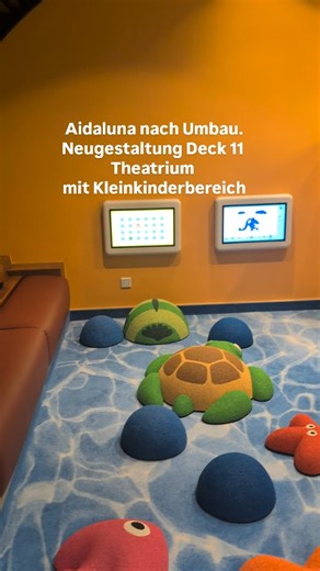 Daniela on Instagram: "Kleiner Rundgang von der neugestalteten Aidaluna. Zu sehen ist Deck 11, dass Theatrium Wie findest du den neuen Look? Die Liege-Inseln sind auch hier verschwunden und wurden mit bequemen Sesseln und Sofas ersetzt. Die Farbgestaltung ist, wie ich finde, typisch Aida und für meinen Geschmack etwas viel. Trotzdem wirkt alles sehr stimmig und gemütlich. Hier findet man die Reiseexperten, die Time Out Bar, die Eisbar und ganz neu hinzugekommen ist der Kleinkinderbereich. #aidal