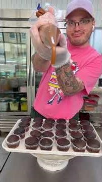 No rest when there’s cupcakes involved 😅 #cupcakedecorating #cupcakeflavors