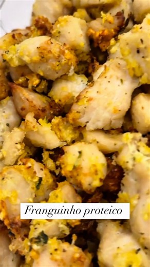 Luciele Personal Chef on Instagram: "Frango proteico, fácil e delicioso! 😋 Simples de fazer, com poucos ingredientes e o melhor: proteína na medida certa para manter a dieta em dia! Quer a receita completa? Deixe seu comentário aqui embaixo e já aproveita para me seguir para mais dicas práticas e saudáveis! #frangoproteico #proteina #recipes #proteinchicken #chickenrecipes #healthfood #receitasfáceis"
