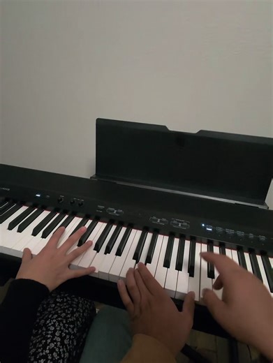 First piano lesson from my gf how’d i do👀😭#fyp #piano #couplegoals #couple #learning