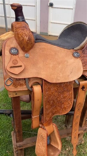 Pro Ropes Saddles / Braguini Arte Em couro Oficial on Instagram: "Apresento a vocês essa jóia de sela 7/8 bordada, com assento rancheiro exótico (elefante), ferragens 100% inox, margaridas custom e estribos bordados largo . Se você gostou do conteúdo venha fazer um orçamento sem compromisso e adquira sua sela nova 100% exclusiva e feita manualmente !!! #viralinstagramreelsvideo♥️ #quartodemilha #teamroping #cavalos #handmade"