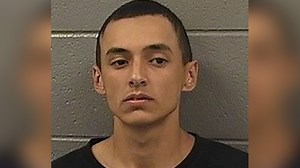 Man arrested in Chicago carrying NYPD SWAT gear and loaded handgun