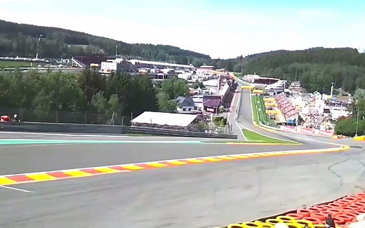 观众视角感受下F1赛车的速度，很是震撼