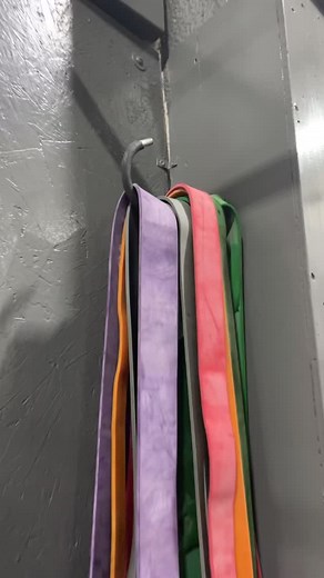 Monday Mobility!🦃🧡 Areas of focus: shoulders and IT band Equipment: resistance band and ball (smaller diameter ball will be more intense, so pick your poison) Banded shoulder mobilization (1min 30sec per arm) -loop a band overhead on a pull up bar -hook one elbow in the band -use your opposite arm to grab the wrist -with hands behind you, pull the wrist down and slightly across (elbow of the working arm should point backward) -step forward with the same leg as the working arm until you feel mo