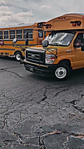 Cali spec Thomas Minotaur pulling into the ‪@ford‬ dealership #ford #thomas #busnerd