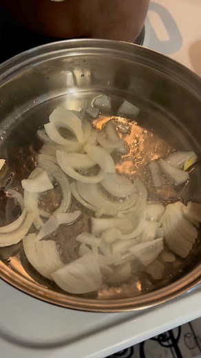 Frying onions for gravy. Cooking with Pastor and first lady Covington. All glory be to God. Hallelujah ❤️🙏💛☝️🙏💜💜💙💚🩵💜 #fyp2025 #AllGloryToGod #jesusteam | Edwin Covington