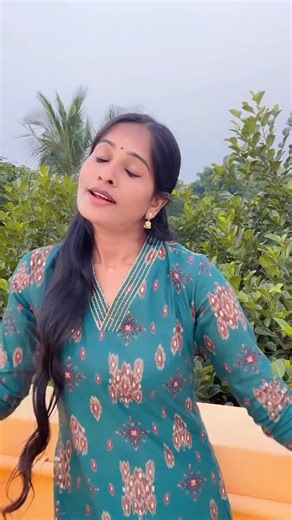 Ooru vittu ooru vanthu kadhal keedhal panathinga❤️🎼❤️ . Good evening to all🥰❤️💐🙏🙌 . . . #song #kadhal #love #music #lyrics | Indu Mathi
