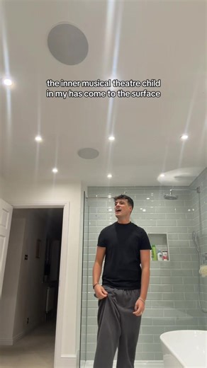 I guess stay back when I’m singing as you may get hit in the face. #bathroomconcert #music #dreamgirls #beyonce #listen @Beyoncé