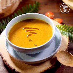 This pumpkin soup with coconut milk is so healthy and so good!🥥🥣 Recipe: https://www.tasteshow.com/product/pumpkin-squash-soup-with-coconut-milk_23359.html | Taste Life