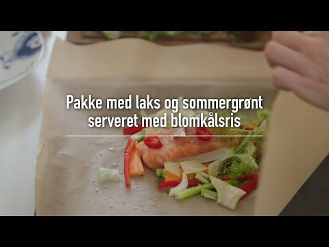 Pakke med laks og sommergrønt serveret med blomkålsris
