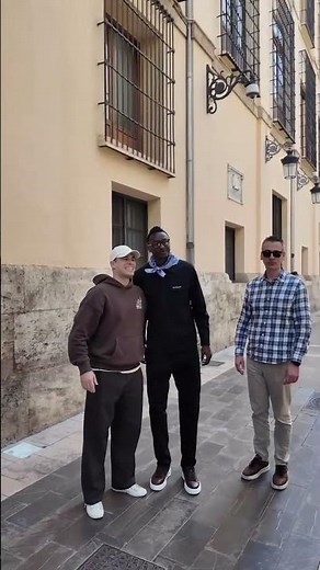 The Valencia CF players arrive at the mascletà🧨