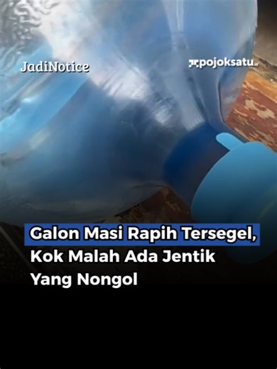 Laporan dari seorang konsumen mendadak bikin geger media sosial usai menemukan jentik hingga nyamuk dewasa di dalam sebuah galon minum bermerek inisial “B”. Padahal, kondisi galon tersebut dilaporkan masih tersegel sangat rapi tanpa ada bekas bocoran atau tumpahan air sedikit pun. Hal ini pun memicu tanda tanya besar karena jentik berukuran sekitar 0,80 mm disinyalir dapat lolos dari penyaringan berpori mikro dan berpotensi berkembang menjadi nyamuk dewasa hanya dalam waktu 24 hingga 48 jam. Son