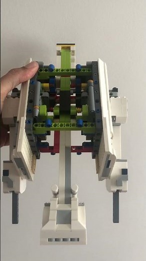 LEGO 75308 R2-D2 third leg mechanism