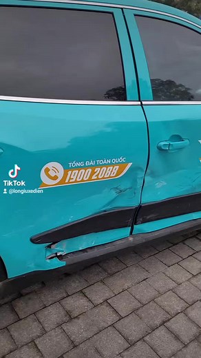 1M views · 10K reactions | E34 bị xe hãng T đâm bung cả túi khí rèm và ghế, khách book xe taxi có trải nghiệm nhớ đời luôn #xeđiện #longiuxedien #longyeuxedien #vinfast #vfe34 | Long Yêu Xe Điện | Facebook