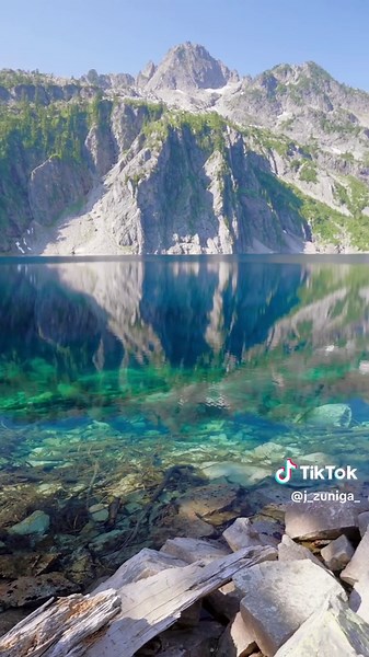 Show me a better looking lake. I’ll wait. 😂 Hiking to Snow Lake near Snoqualmie Pass felt a lot easier (piece of 🍰) than when I first did it many years ago. Have you ever been? I highly recommend that you arrive early since parking gets filled pretty quick. The hike out and back is about 6.7 miles with about 1,699 feet of elevation gain but the views are well worth it. #snowlaketrail #snowlakewa #snowlake #alpinelakes #sonyalpha #pnwonderland #pnwescapes #cascadiaexplored #pnw #rei #rrs #colum