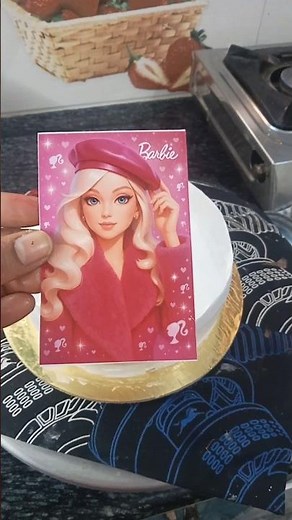 cake par sticker kaise lagaye#strawberrycake #cakedesigns #cakedecorating #viral #trendingshorts 👍🏻