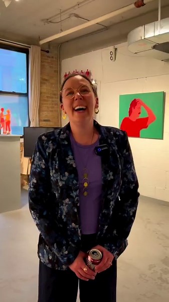 Meet resident artist @rineboyer Rine Boyer’s figures from everyday life in the city explore how we see one another. Painting on canvas, metal, and wood she uses acrylic paint and ink to create two and three-dimensional painted drawings. Her figurative works reference the repeating pattern in pointillism, the flatness in portraits by Alex Katz, and the bright colors of Kaws to create pieces that blend modernism with current trends. ​The layer of small iconic shapes over the surface of her portrai