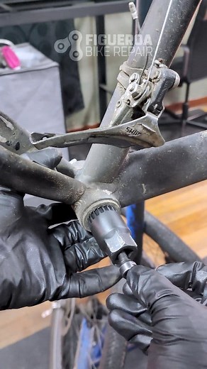 329K views · 4K reactions | A veces lo más rápido no es mejor, pero siempre podemos recurrir al ingenio de lo manual. #bike #repair #eje #bicicletas #pistoladeimpacto #ReparaTuBici #viralreels #fypシ゚ | Figueroa Bike Repair | Facebook