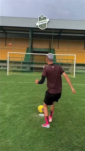 Tutorial on how to fool the goalkeeper.