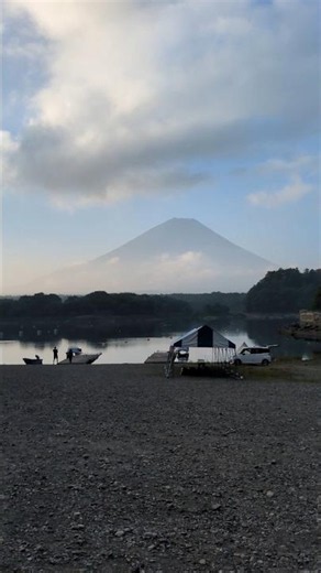 精進湖の他手合浜から見た今朝の富士山🗻霞んでいますが近いのでまあまあ綺麗に見えました。