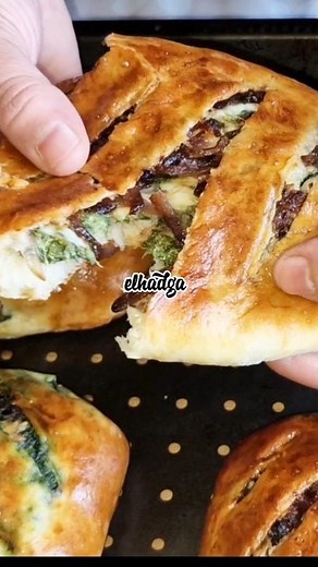 Petits Pains farcis aux épinards 🥬, aux oignons 🧅 et au fromage 🧀. stuffed buns. خبز محشو