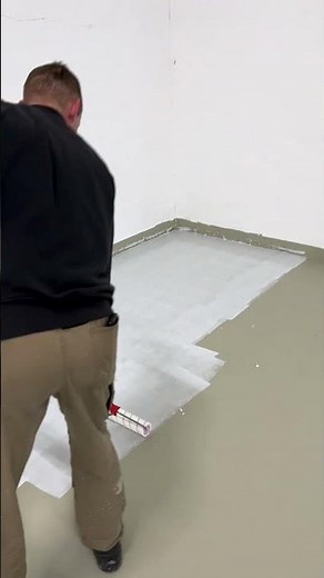 2K-Epoxy-Beschichtung mit DinoFloor Bodenbeschichtungssystem 💪 #dinova #maler #boden #epoxidharz