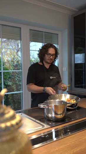 Chef Florin Dumitrescu a ales pentru noua sa bucătărie hota incorporabilă în blat de la Electrolux. Ideală pentru spațiile care nu permit instalarea unei hote în perete, dotată cu panou tactil și impresionând prin design, hota incorporabilă în blat are în plus funcția Breeze, foarte utilă pentru reîmprospătarea aerului înainte și după gătire. Descoperă toate funcționalitățile aici: https://bit.ly/chefflorin_hota | Electrolux