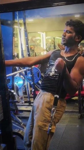 One table. One winner 🏆 #armwrestlingworkout #armwrestling #funny #backworkoutandarms