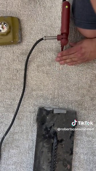 Make your carpet installations flawless with the ROBERTS Deluxe Heat Bond Carpet Iron. Its low-profile design and even heat distribution ensures perfect seams every time. 📷 @magicflooring #robertstools #robertsconsolidated #carpettool #carpetiron #carpetseam #carpetinstaller #carpetinstallation #carpetrenovation #carpetrenewal #proinstaller #flooringinstaller