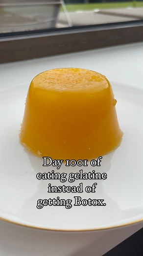 Maisy Healey ✨Queen of Gelatine on Instagram: "Low-Tox Botox part II… (Recipe below 👇 🍊 ) Gelatine is often referred to as “Mother Nature’s Botox” due to its beneficial effects on the skin, which can mimic some of the anti-aging effects of Botox. Here’s why: 1. Collagen Production: Gelatine is a rich source of collagen, a protein that is essential for maintaining skin elasticity and firmness. As we age, collagen production naturally decreases, leading to wrinkles and sagging skin. Consuming ge